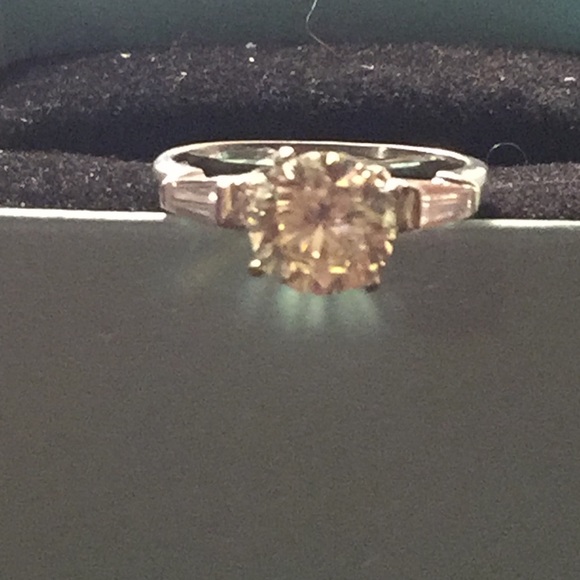 2.50 Ct colorless Mojssanite engagement ring - Picture 7 of 7